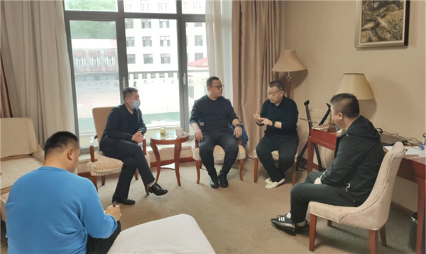 山東科技大學(xué)實(shí)用礦山壓力研究中心主任石永奎教授、郝建博士應(yīng)邀赴龍煤雙鴨山礦業(yè)集團(tuán)進(jìn)行技術(shù)交流